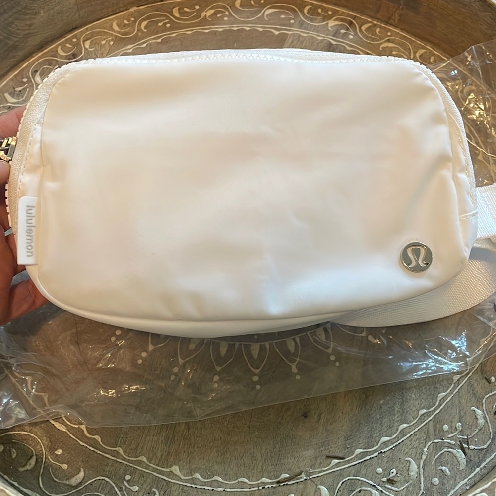COPY - Lululemon Everywhere Belt bag in White